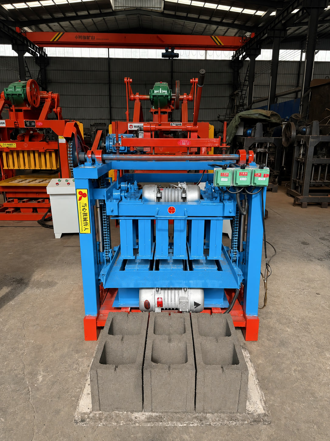 4-35A concrete block making machine factory test with hollow blocks